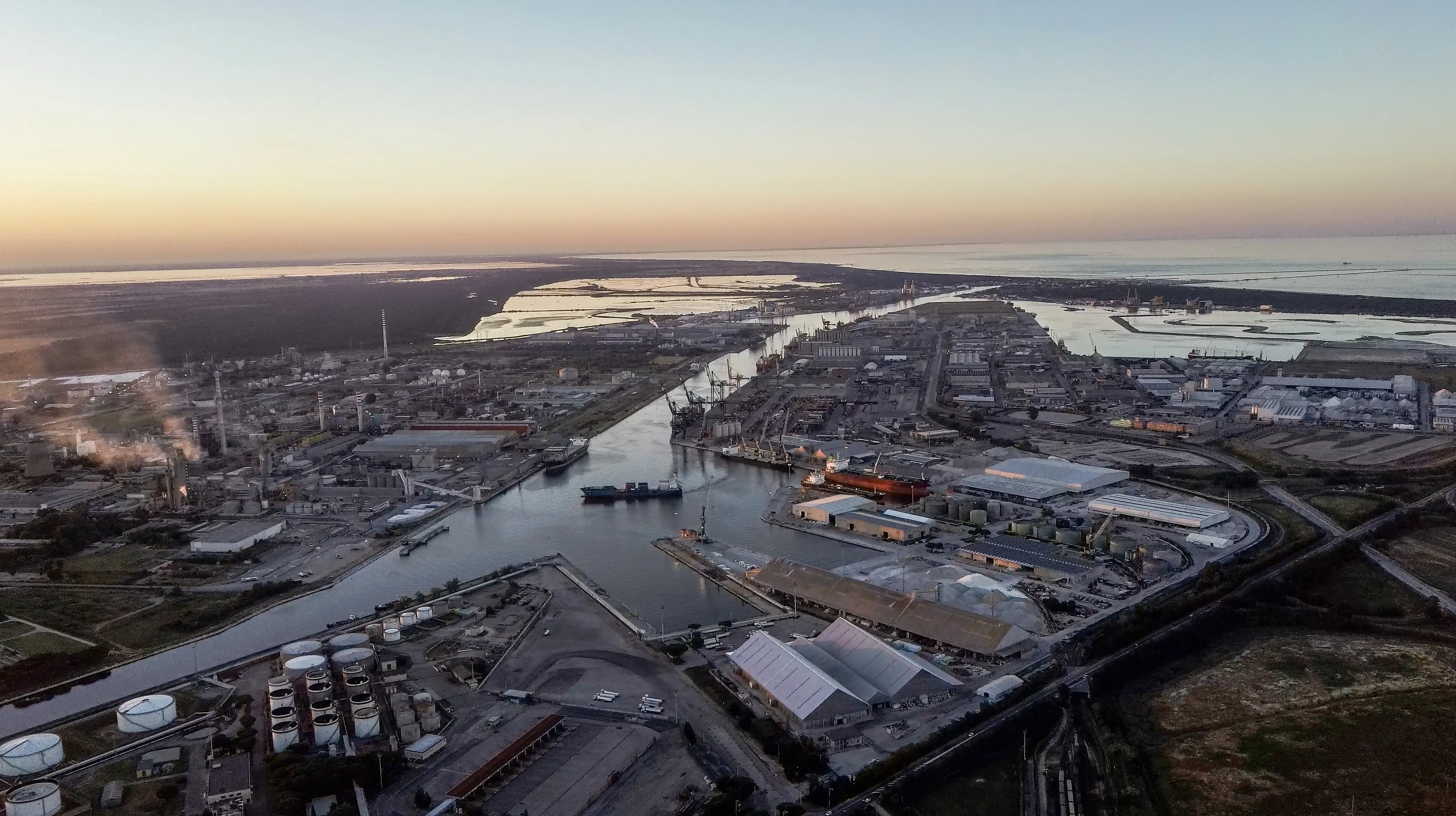 IMPORTANTE FINANZIAMENTO DEL MINISTERO DELL’AMBIENTE E DELLA SICUREZZA ENERGETICA AL PORTO DI RAVENNA

ASSEGNATI ALL’AUTORITA’ PORTUALE OLTRE 6 MILIONI DI EURO PER INTERVENTI DI ENERGIA RINNOVABILE ED EFFICIENZA ENERGETICA IN PORTO